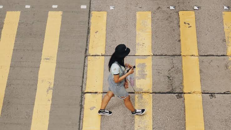 Bayar Mahal Demi Nggak Dapet Sinyal: Kenapa 'Offline-cation' Jadi Status Symbol Baru Anak Jaksel